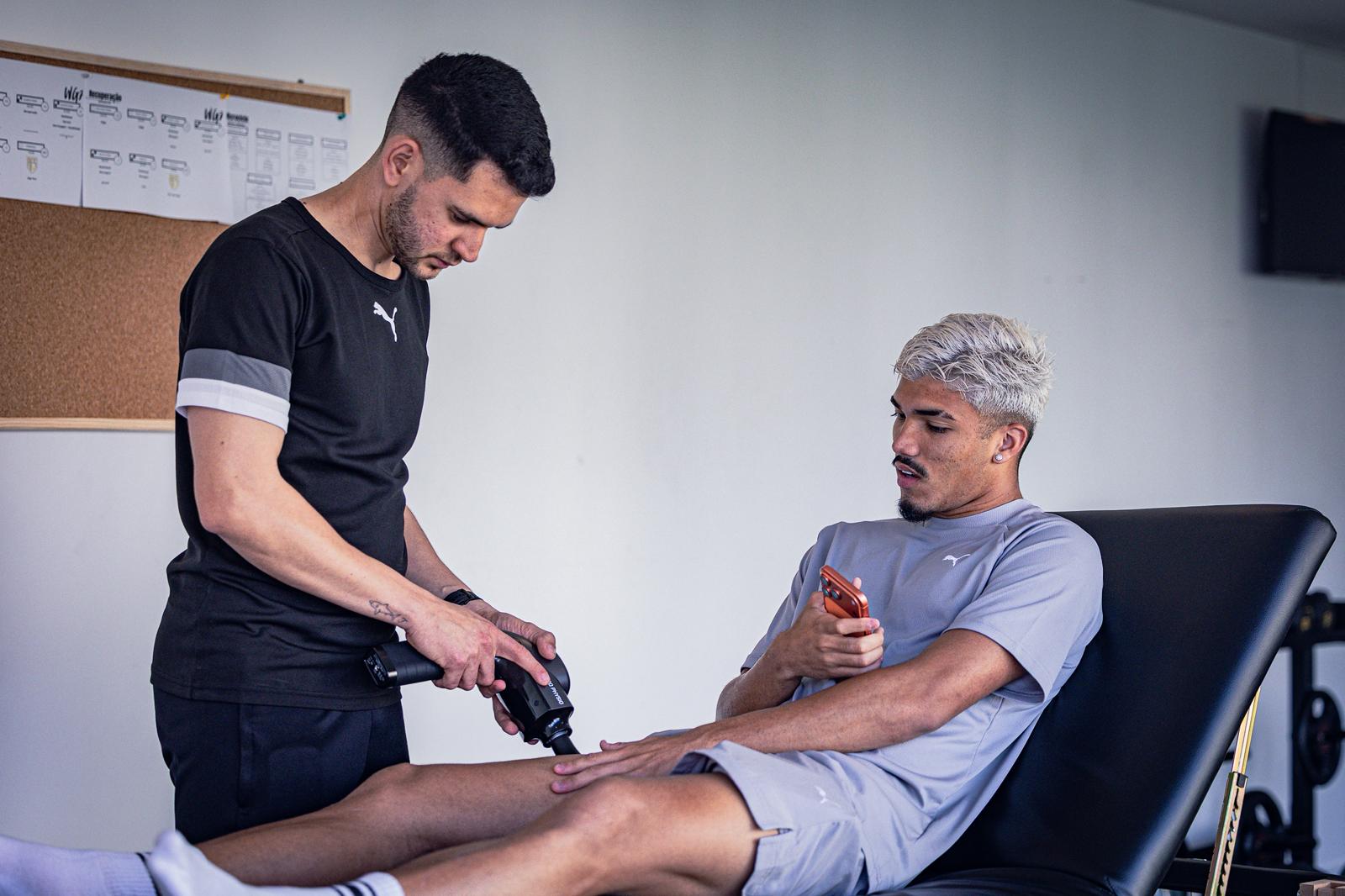 Sessão de reabilitação de atleta profissional na Rekovery